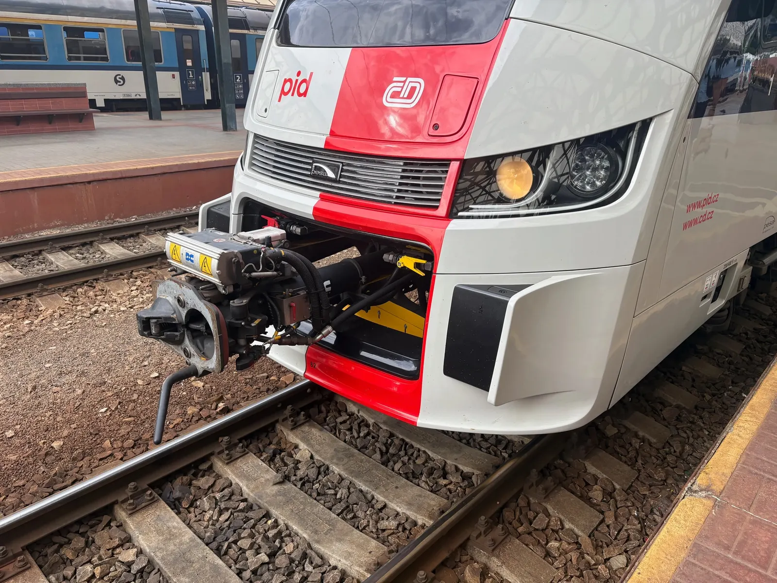 Přední kabina RegioFoxu s vyklopeným krytem automatického spřáhla.