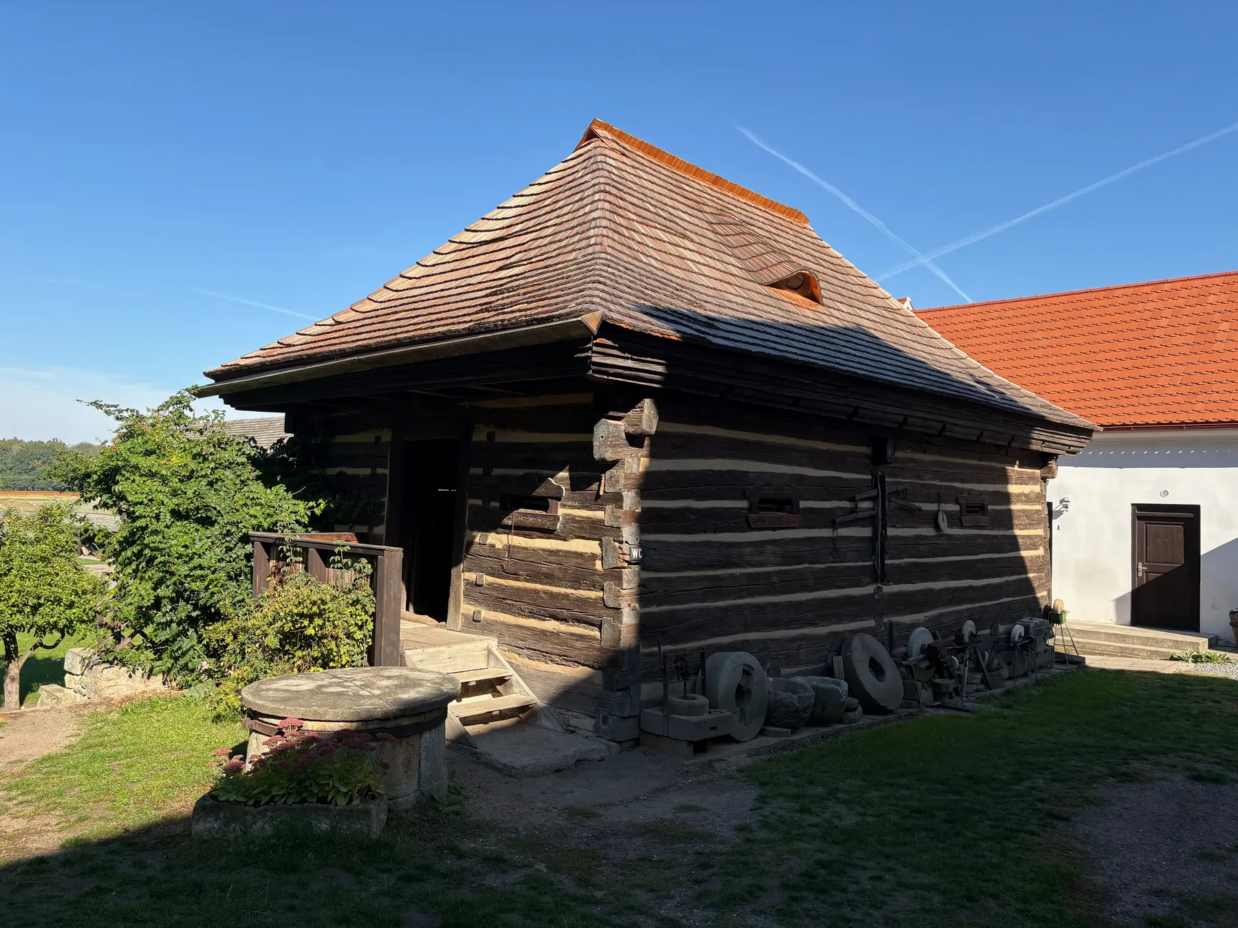 Roubený jednopatrový špýchar na kamenném podezdí, dřevěné podlaží s bedněnými štíty