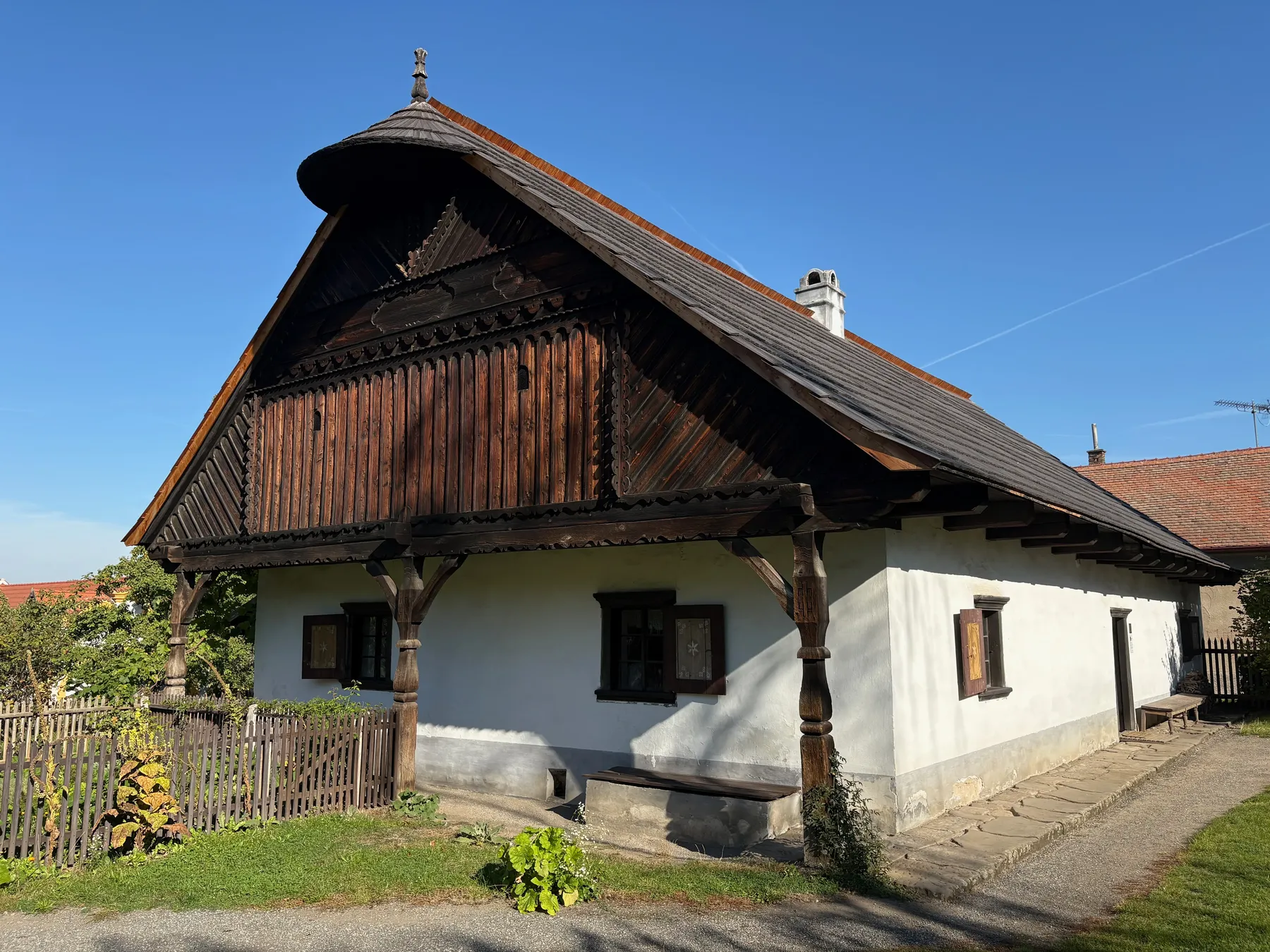 Staročeská chalupa - kamenná roubená stavba s vysokým dřevěným štítem a šindelovou střechou