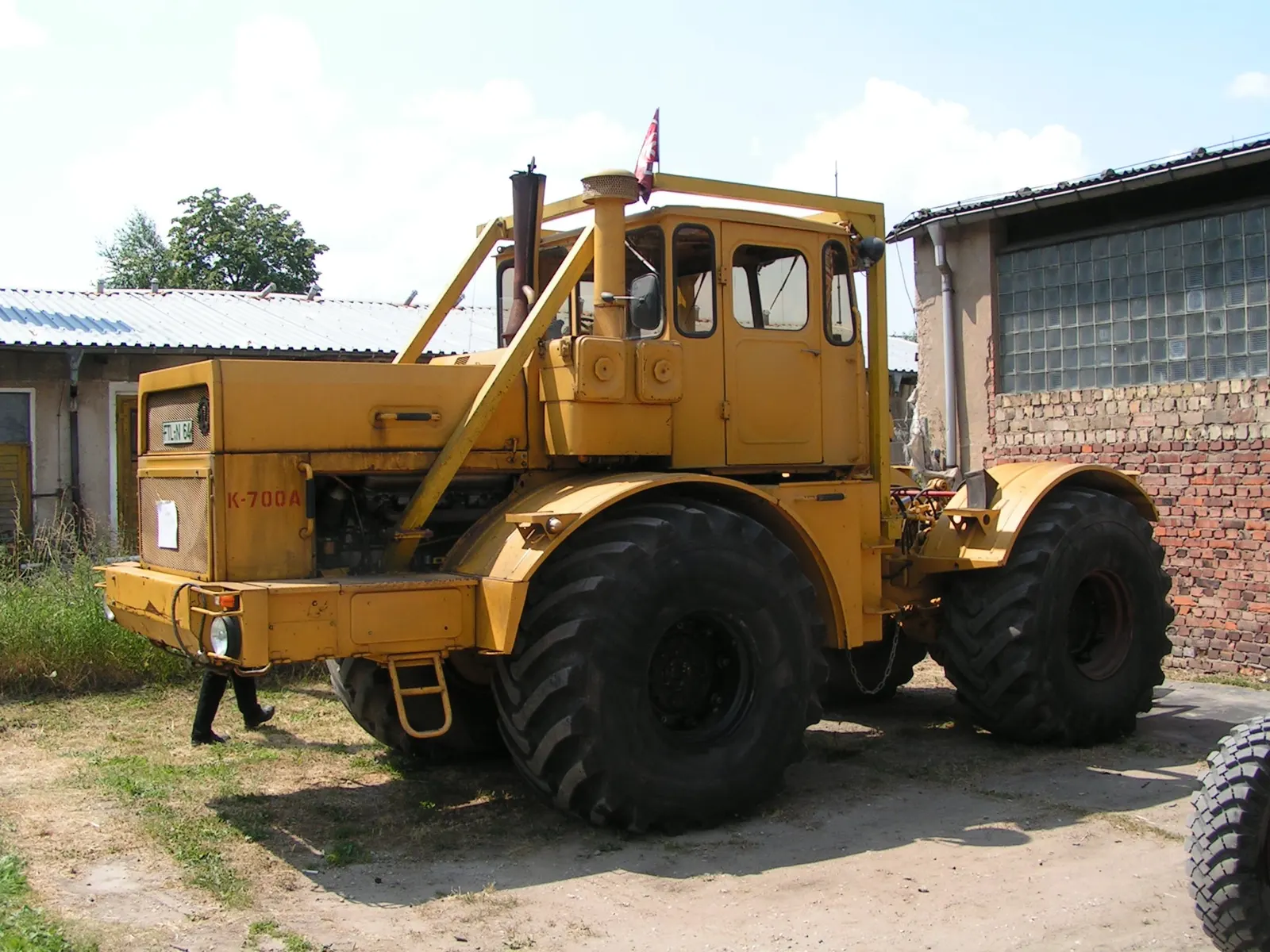 Žlutý Kirovec K-700A na dvoře
