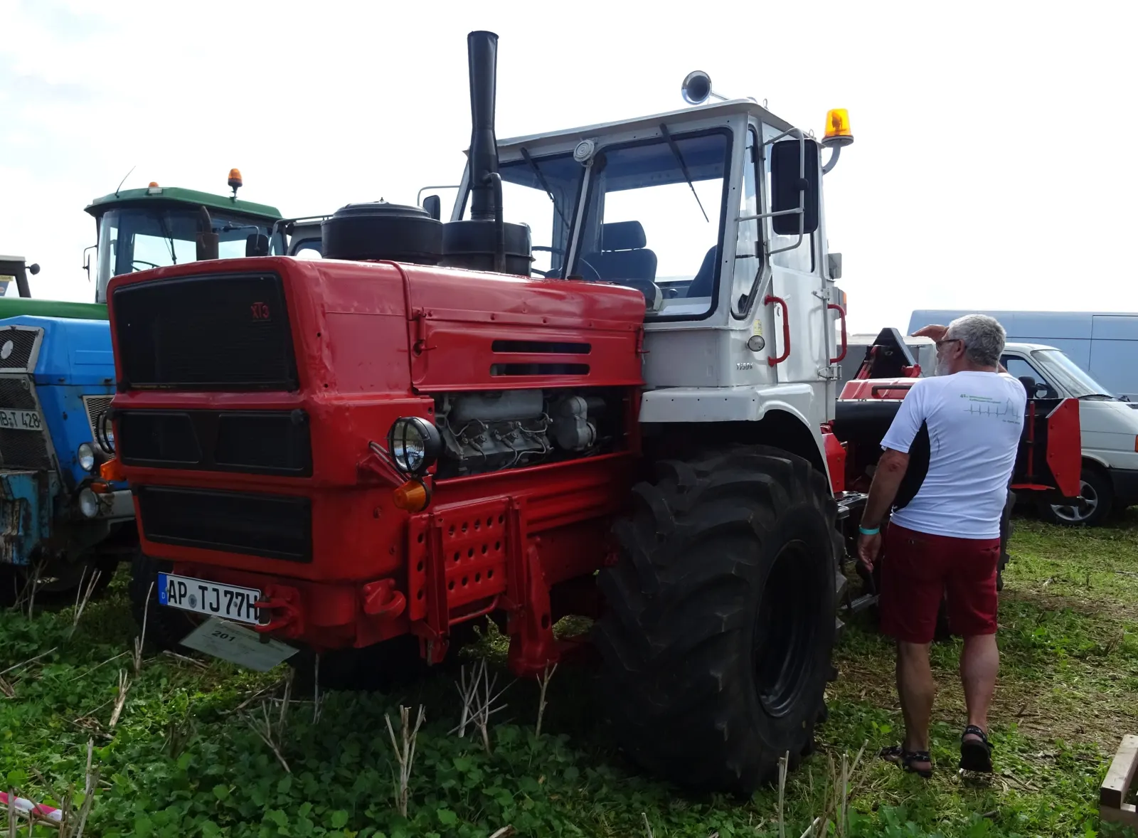 Červenobílý traktor T-150K na setkání traktorů
