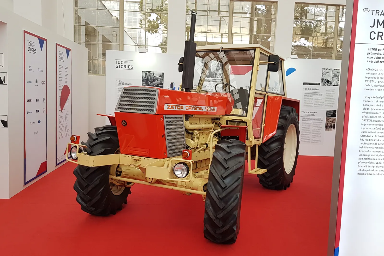 Červený Zetor Crystal 12045 na výstavě