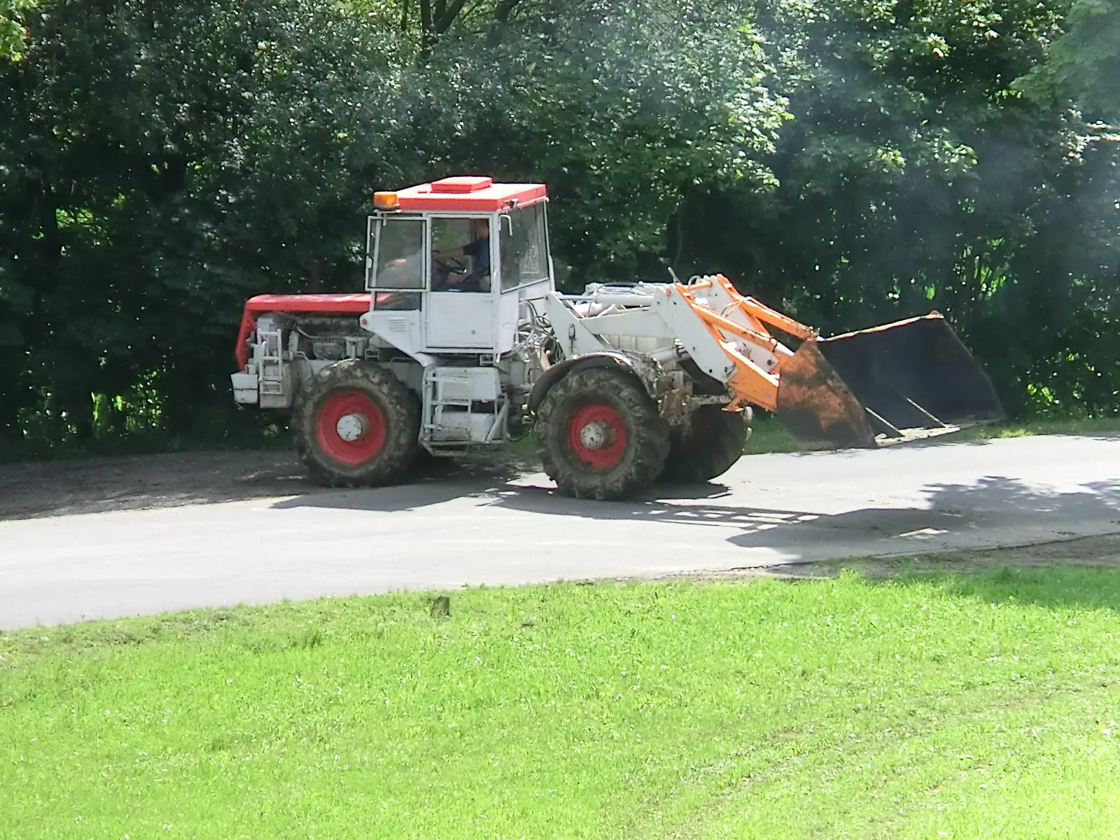 ŠT 180 N s nakladačem na asfaltové cestě