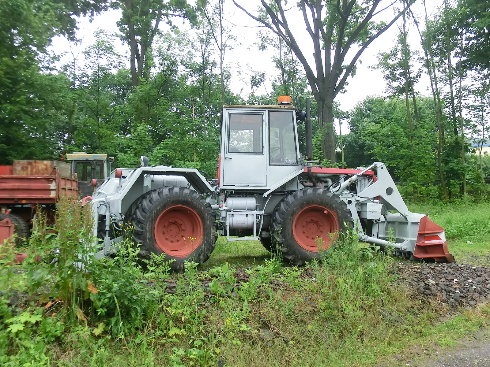 Šedý ŠT 180 N z druhého boku s radlicí