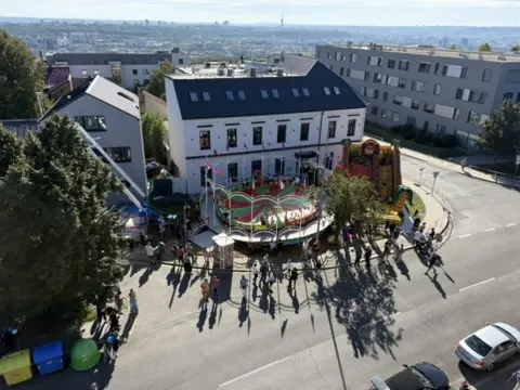 Věž atrakce s výhledem na Prosek