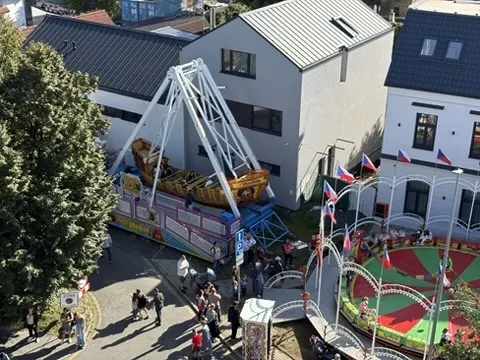 Vikinská loď (houpací atrakce) shora, hned vedle projíždí normální provoz