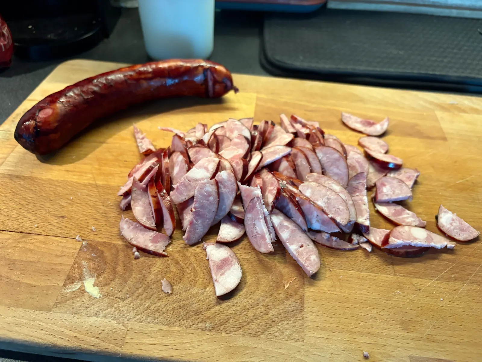 Klobása nakrájená na tenké měsíčky, jedna ještě celá
