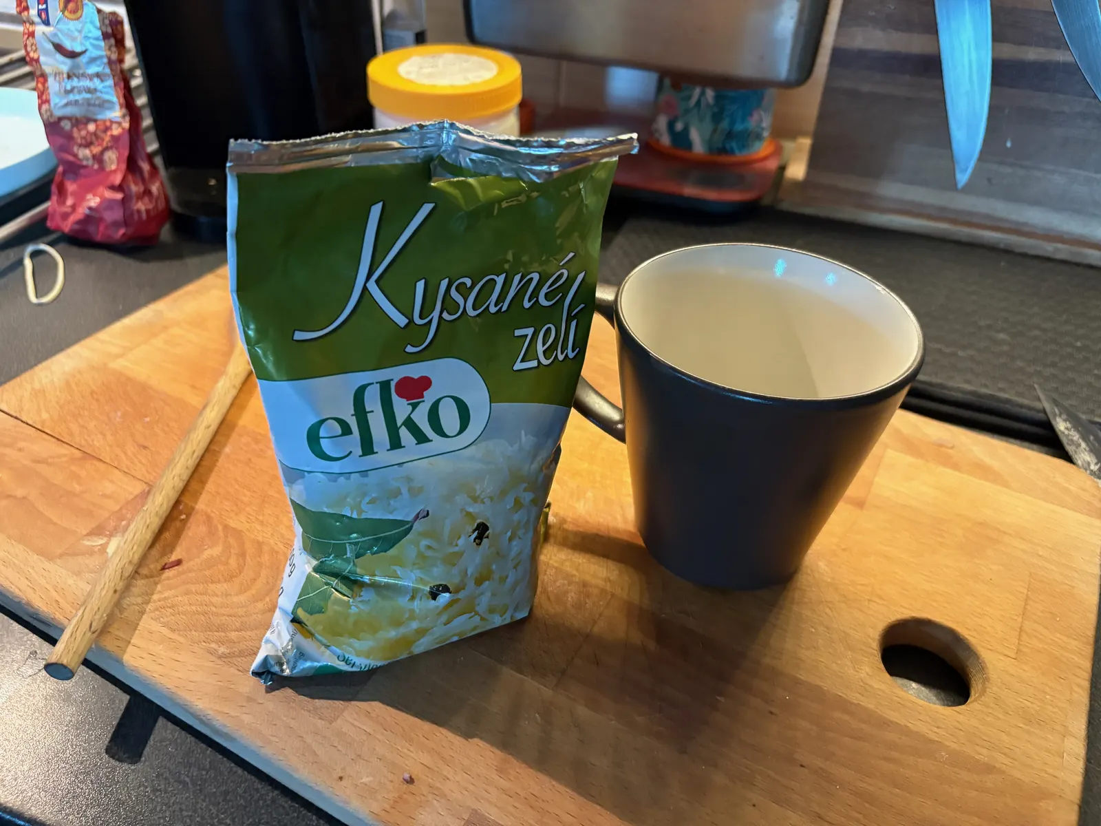 Sáček bílého kysaného zelí Efko a černý hrnek na cedění