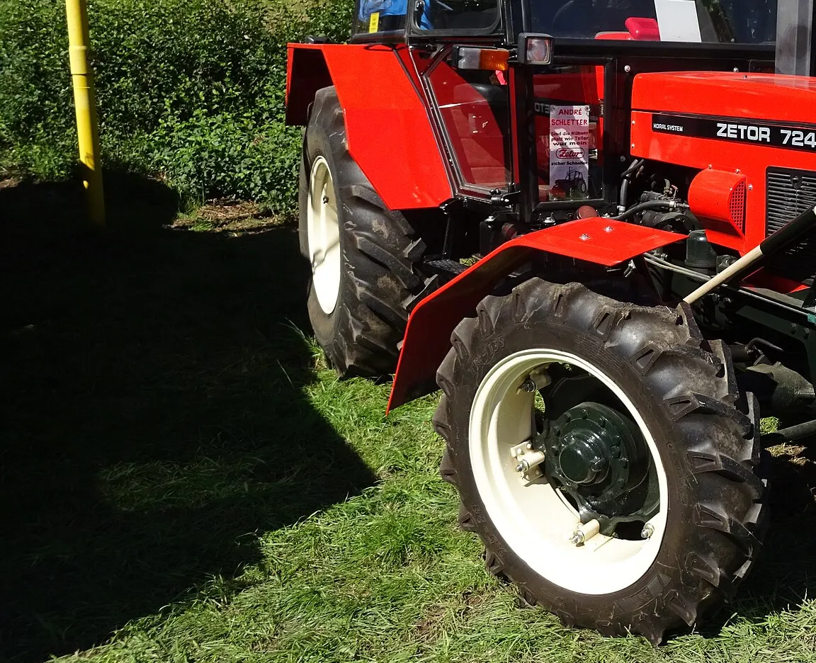 Detail Zetoru 7245 Horal - široký přední blatník, kolo s diskem otočeným ven a nálepka HORAL SYSTEM na kapotě