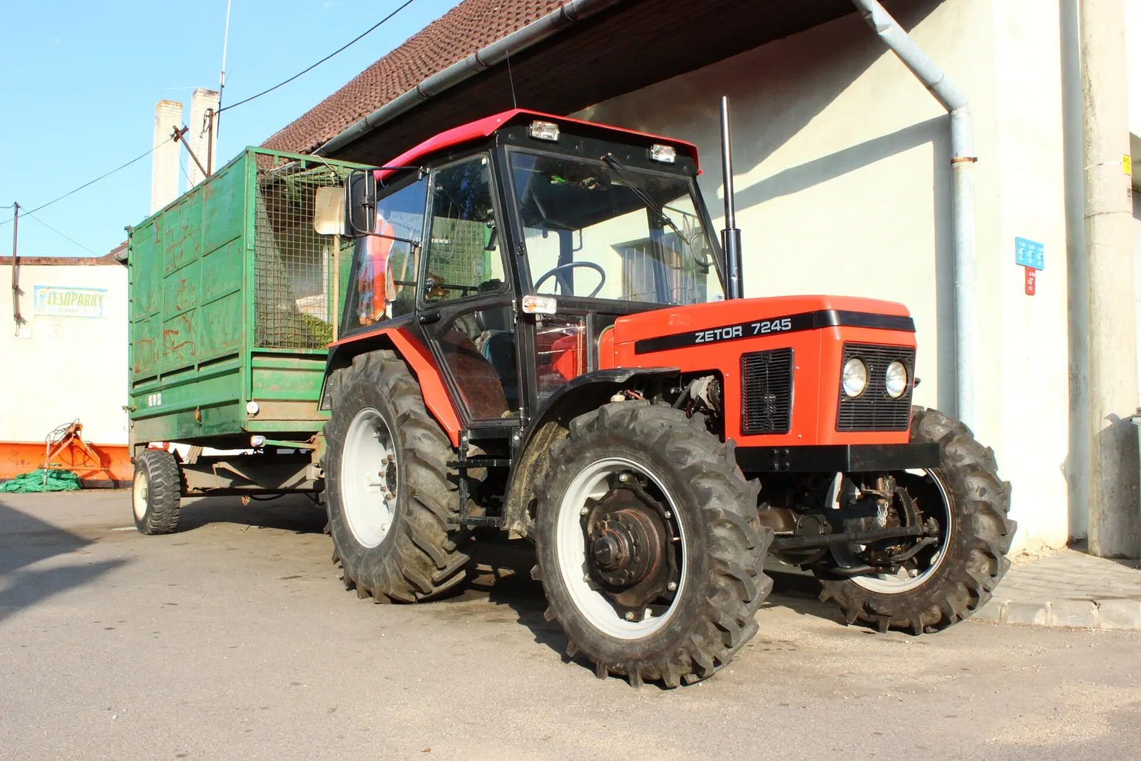 Běžný Zetor 7245 s přední hnací nápravou a úzkými blatníky v Třebíči