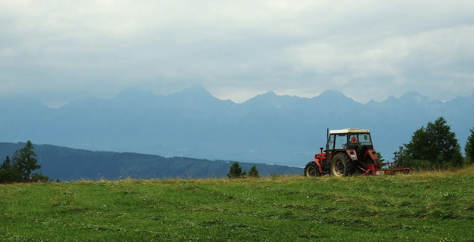 Zetor 7745 se sekačkou na horské louce Kláštorisko, v pozadí Vysoké Tatry